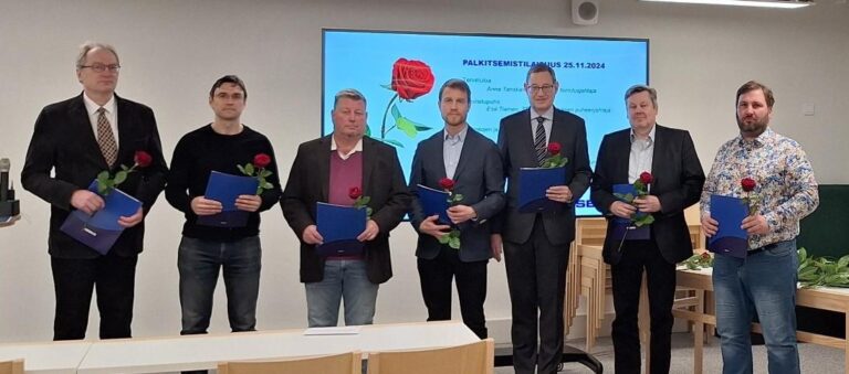 Palkitsemistilaisuus sähköteknisen standardoinnin asiantuntijoille